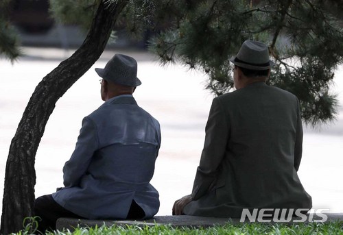 외로운 노년…60세 이상 10명 중 3명 