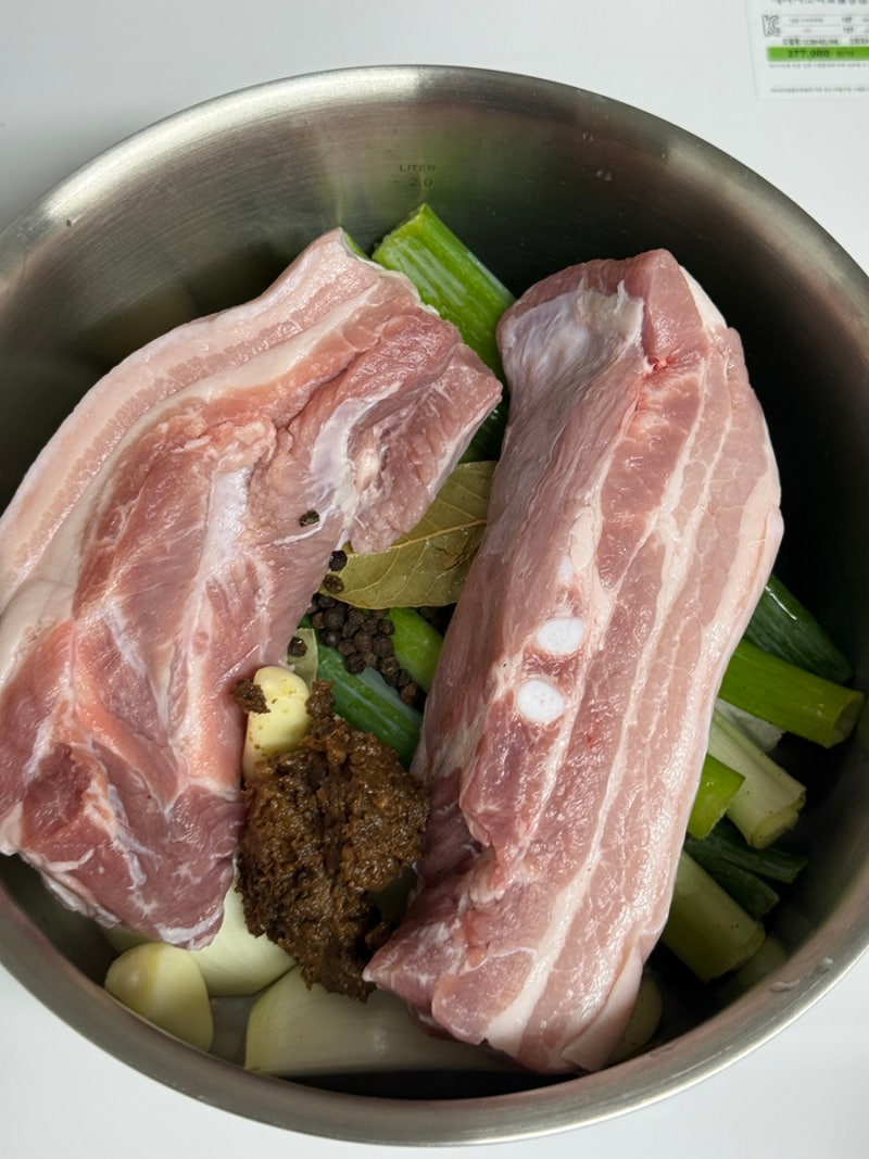 촉촉하고 맛있는 돼지고기 삼겹살 수육 레시피 (feat. 된장)