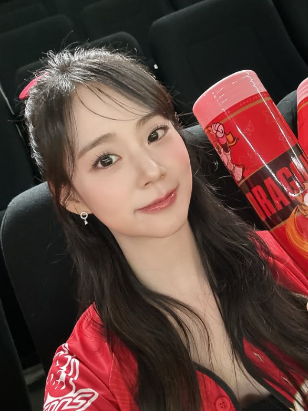 <b>한승연</b> 손떨림 건강이상설 <b>목디스크 증상</b> 및 현재 상태 나이 근황
