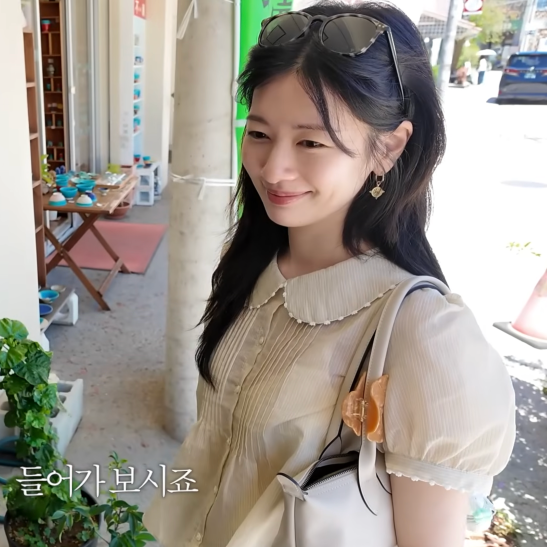 정소민, 롱샴보다 블라우스가 더 눈에 들어왔다…사복 패션 보니 이유 있었다