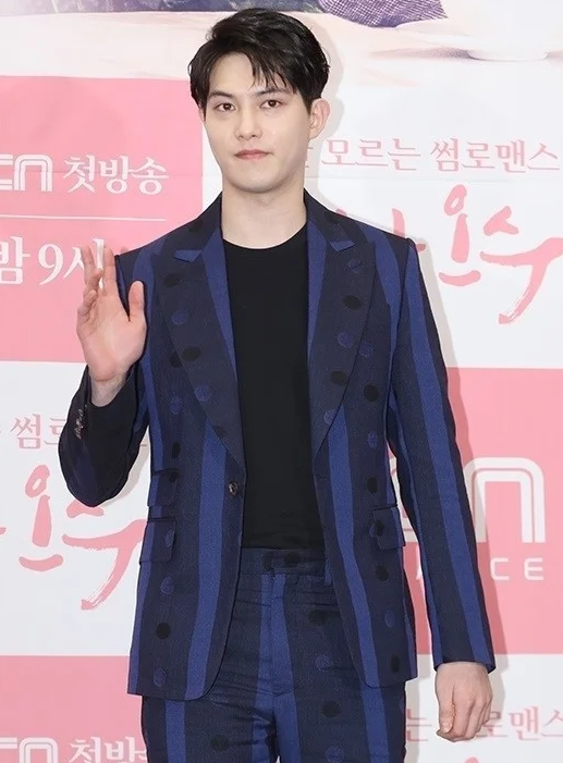 전 <b>씨엔블루</b> <b>이종현</b>, 8년 만에 SNS로 <b>근황</b> 공개… "뷰티 마케터로 회....