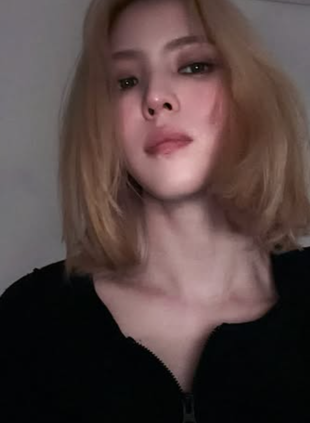 Shedding Her Elegant Image for a Decadent Charm... Han So-hee's Legendary Blonde Bob Update