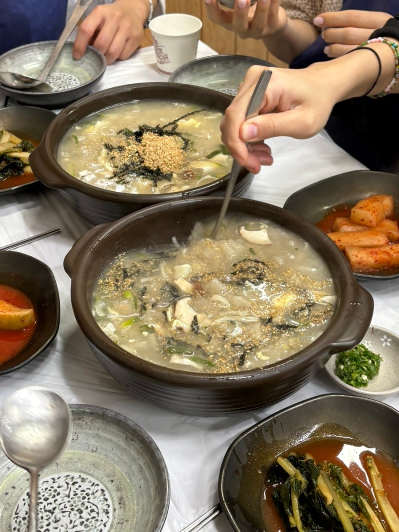 속초 중앙시장 맛집. 감나무집 감자옹심이. 9명 단체 오픈런 웨이팅.