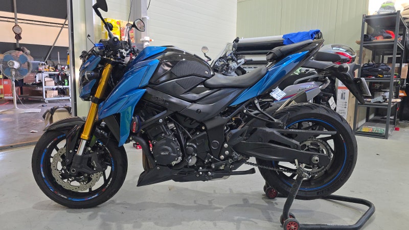 캔디 블루 도장으로 완성한 GSX-S750 커스텀