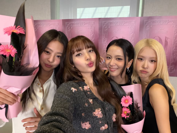 BLACKPINKデビュー10周年イベント論争、ファン40人と6900ウォンの餅が話題になった理由