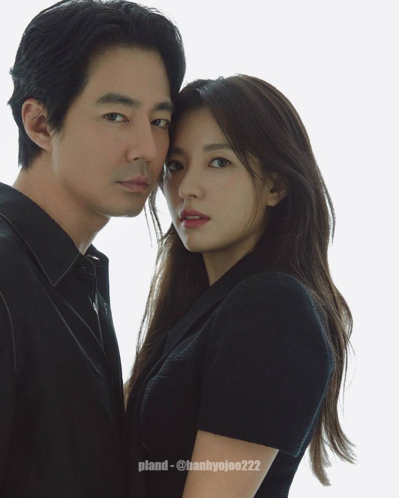 쌍꺼풀 라인이 짙어진 것으로 화제가 된 팝업 포토콜 현장 이미지