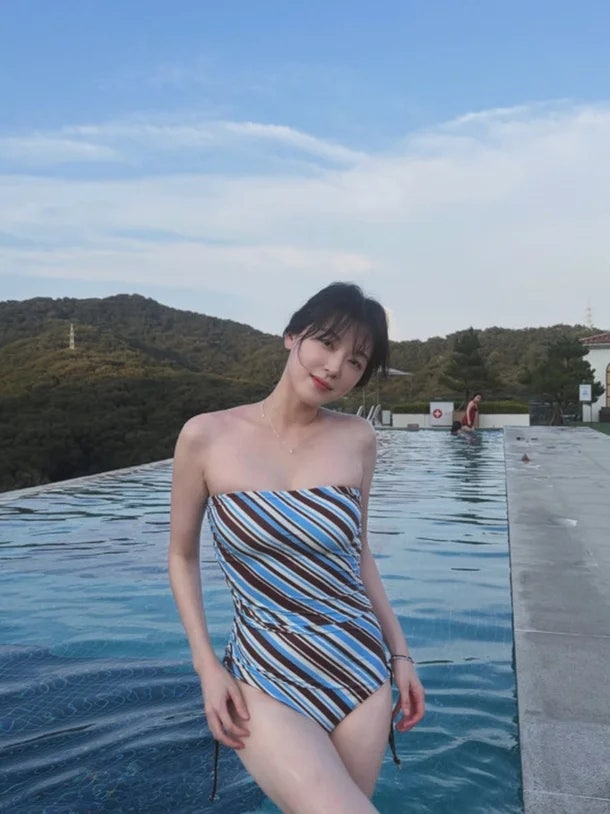 조우리 수영복 한 장에 SNS가 뒤집힌 이유…데뷔 15년 차가 노린 것