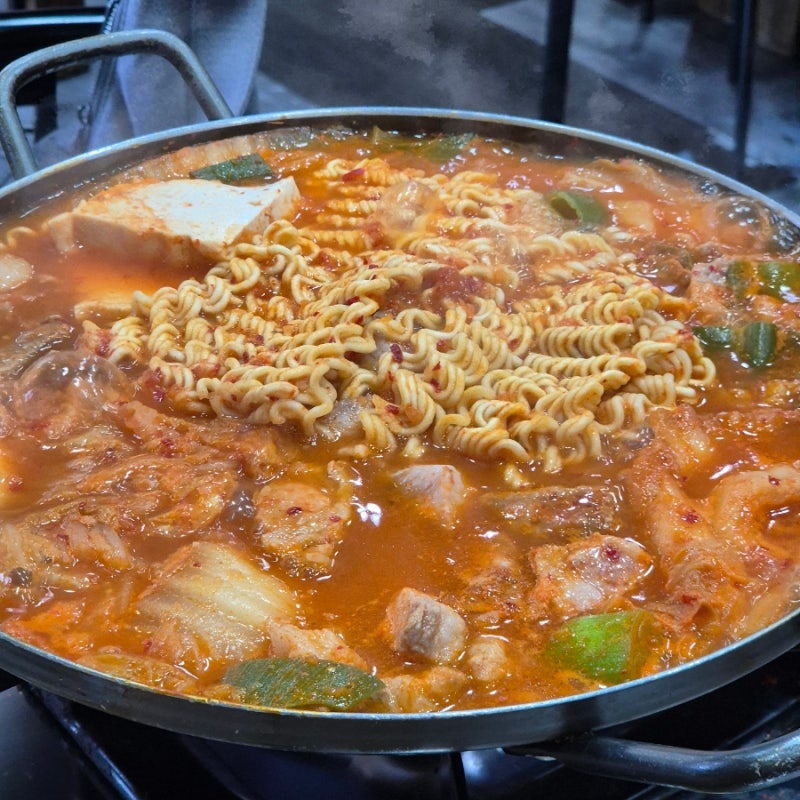 [여의도 맛집/김삼보 여의도점] 직장인들의 소울푸드 돼지고기 김치찌개 맛집