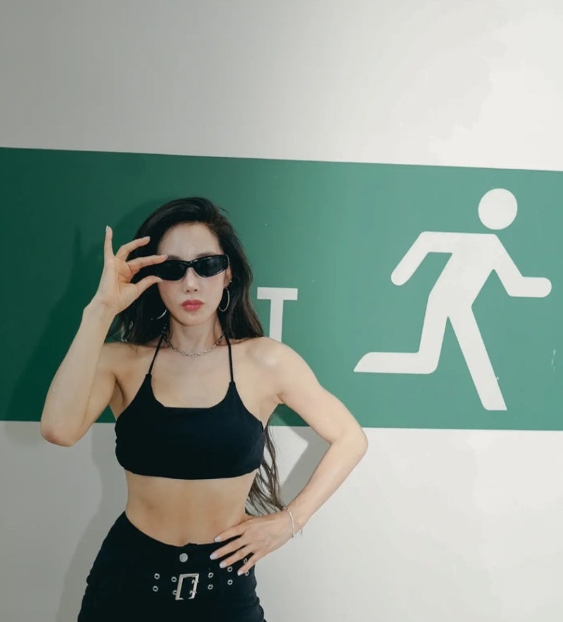 “이 언니는 나이를 거꾸로 먹네” 46세 아이돌 출신 탑여가수, 몸매 비결 쌉인정