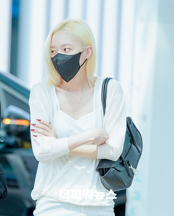 aespaウィンターの空港ファッション、愛用ブランドSalty Pebbleで完成させた清純な彼女ルック