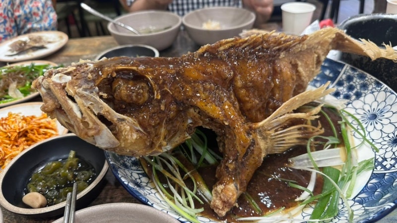 을왕리 맛집 꾸덕집 영종본점 솔직후기｜생선구이보다 제육·흑후추 통우럭 추천!