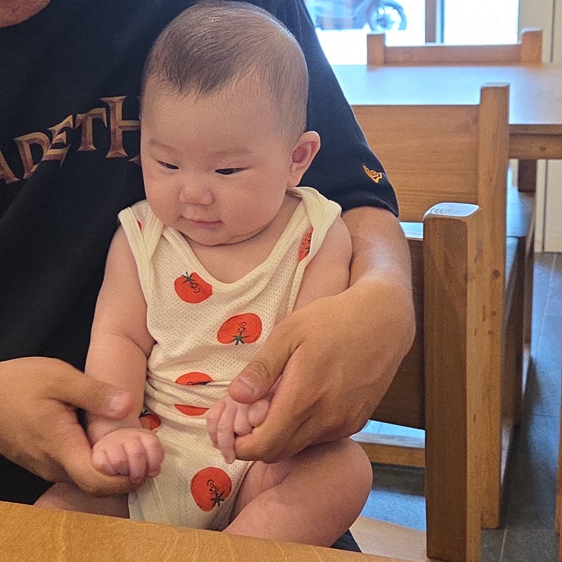 아기 혼자 앉는 시기와 범보의자 사용 시기, 백일 전에 앉혀도 될까?