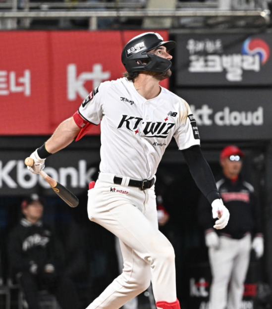 로하스 이후 6년 만에! 힐리어드, KT 외인타자 MVP 계보 잇다