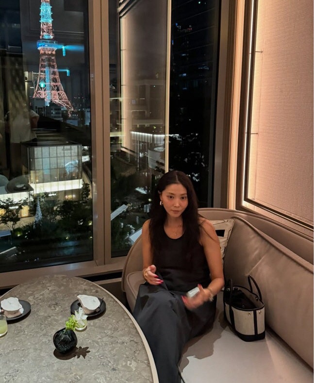 "'재혼 후 물오른 미모' 오윤아, 일본 도쿄를 사로잡은 남다른 패션 센스"