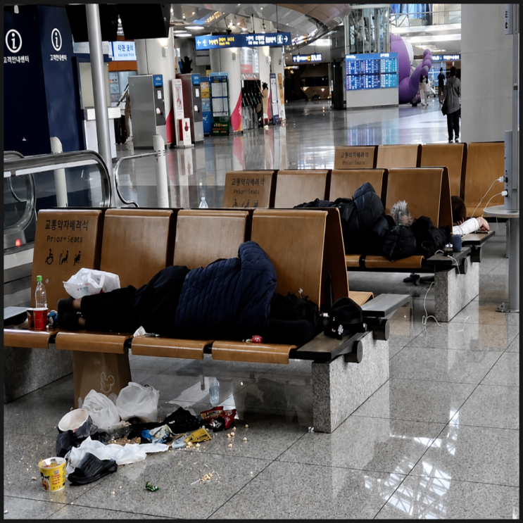 <b>인천공항 노숙인 퇴거</b> 조치 논란, 폭염 속 인권단체 반발…12일 기자....