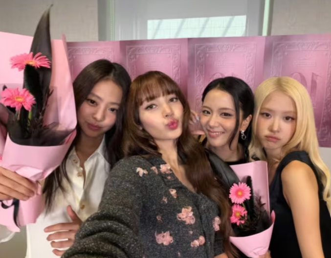 "10th-anniversary gift is a 6,900 won rice cake?" BLACKPINK's 40-fan event controversy leads to even Jisoo's personal apology.