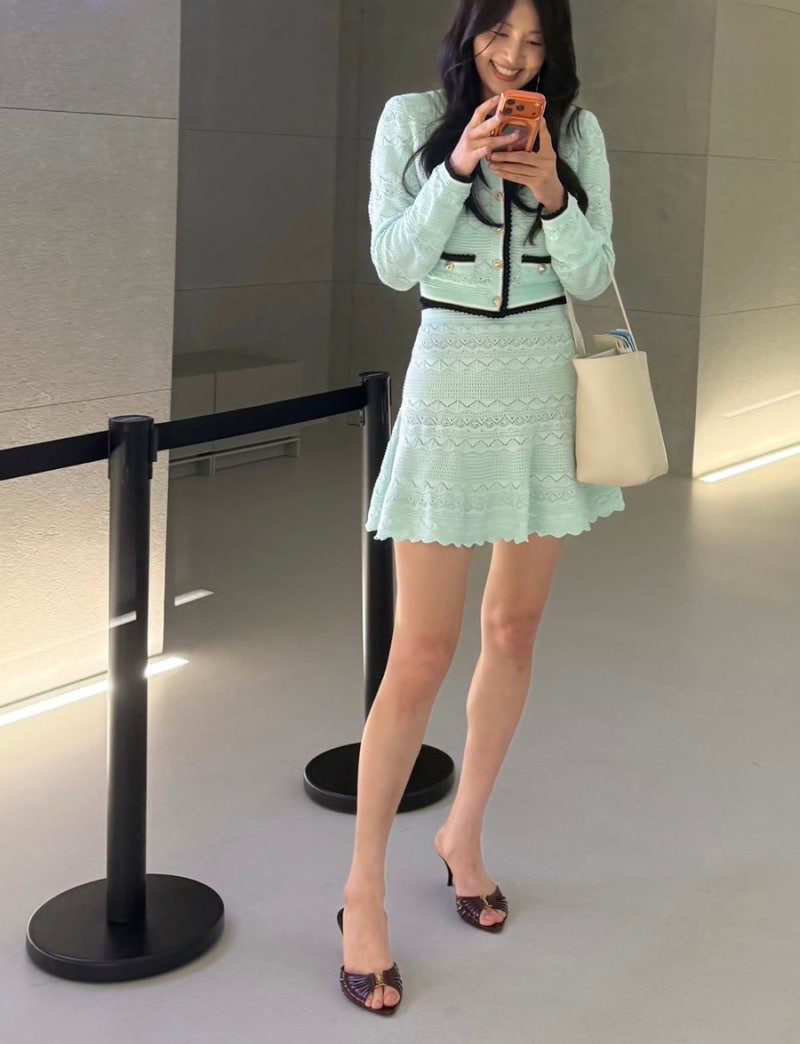 한지혜 착장 셀프포트레이트 민트 니트 셋업 스커트 생로랑 뮬 더로우 가방