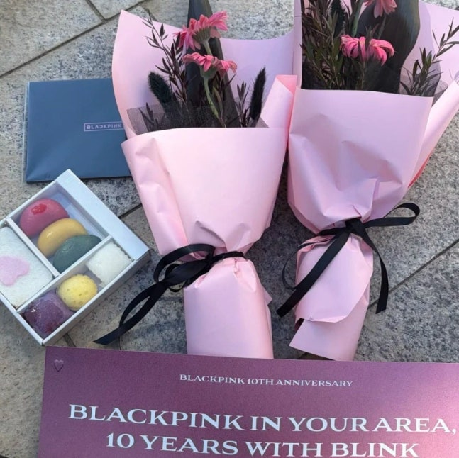 BLACKPINK's 10th Anniversary, but only 40 fans... The 'heated debate' over 6,900 won rice cakes.