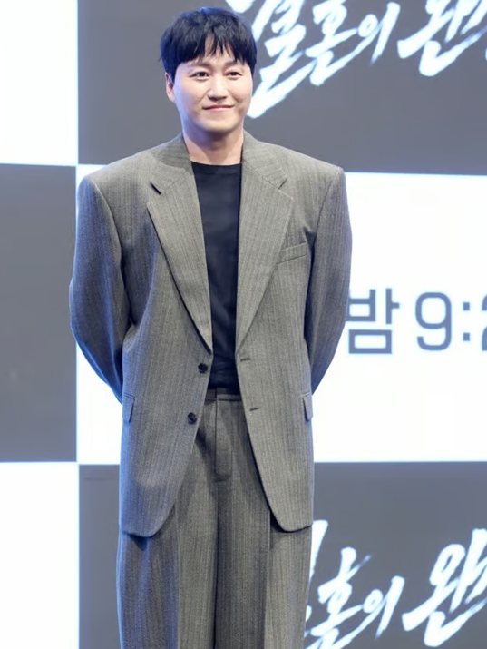 김대명 '결혼의 완성' 종영 후기: 선한 얼굴 뒤에 숨겨진 서늘한 살인마 연기