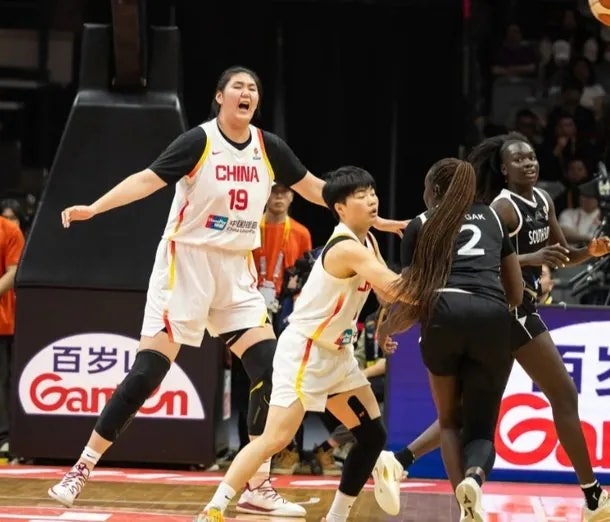 키 226cm 중국 여자 농구 선수 근황.jpg