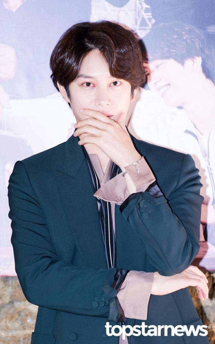 "명백한 제 잘못"…<b>김희철</b>, '<b>거꾸로 태극기</b>' 논란 <b>사과</b>