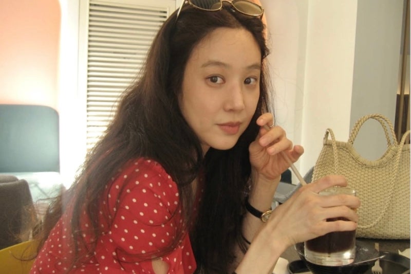 국민 전여친 정려원, 주구장창 들고 다니는 10만원대 네트백 패션