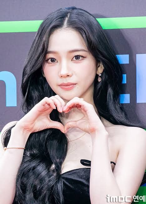 "얼굴·춤·리더십 다 갖춘 올라운더" 에스파 카리나 솔로곡 『UP』부터 메가 히트곡까지