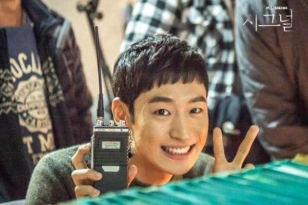 이제훈 차기작 논란, 조진웅·하영 악재 연타…그래도 팬들이 ‘시그널’을 못 놓는 이유