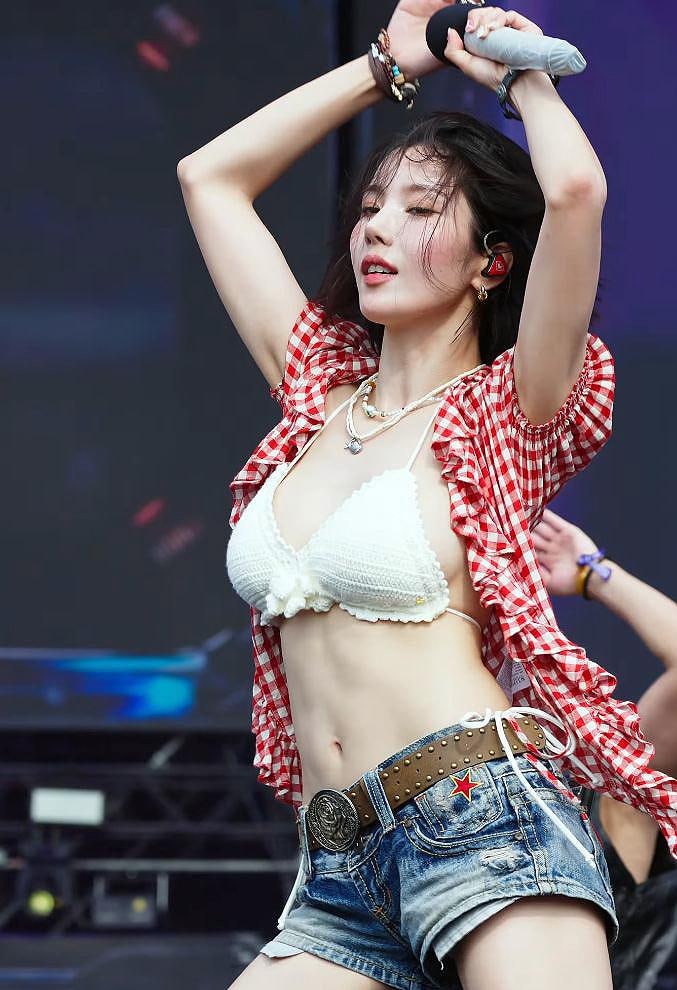 “올해 워터밤에 없어서 더 생각난다” 권은비가 남긴 레전드 썸머룩