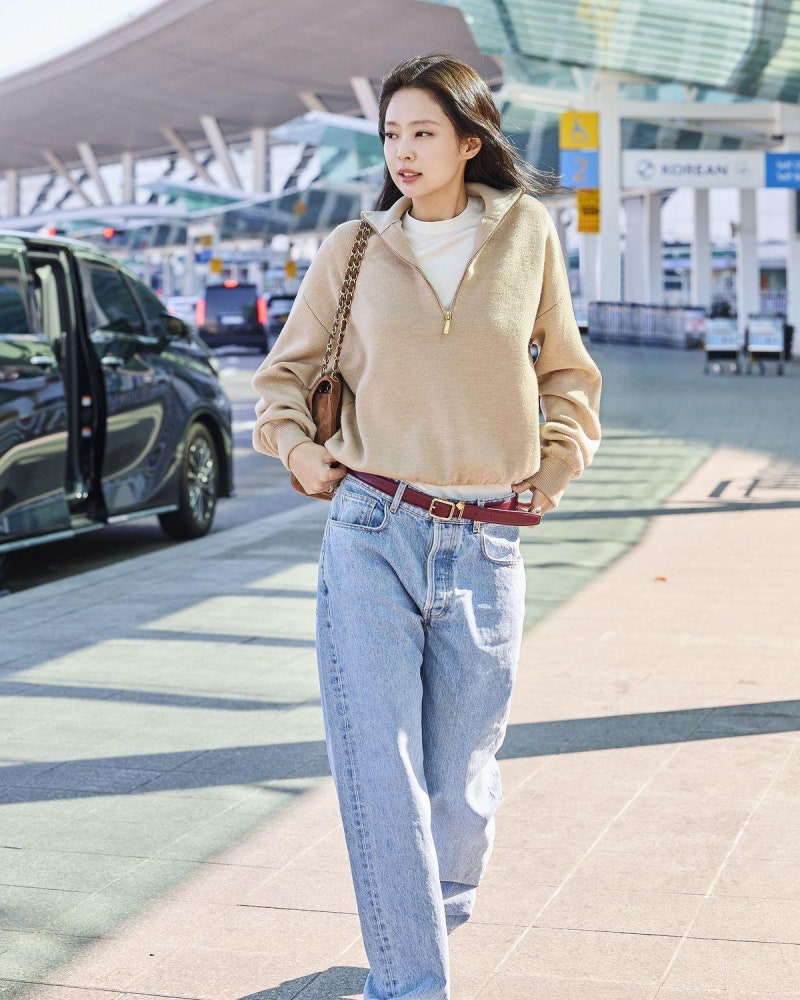 “샤넬인데 왜 이렇게 따라 입기 쉽지?” 제니 공항 사복, 결국 답은 반집업+청바지