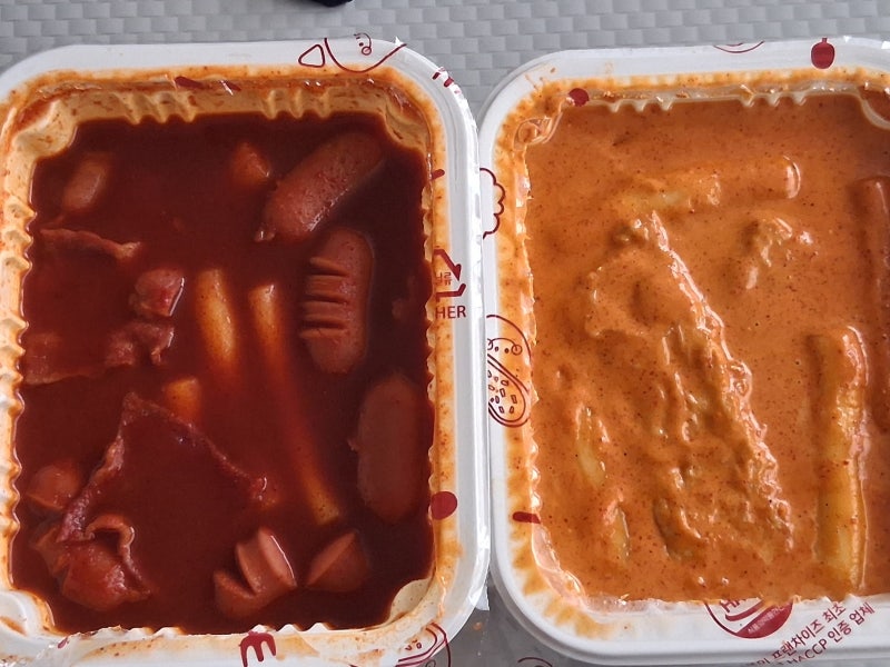 신전떡볶이 순한맛(비엔나, 베이컨 추가), 로제떡볶이 중간맛(어묵 토핑 추가), 튀김 메뉴 포....
