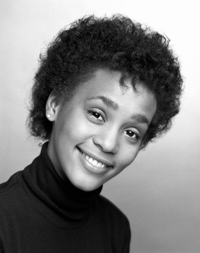 1982년, 명성을 얻기 전 18세 휘트니 휴스턴(Whitney Houston)의 첫 사진 촬영