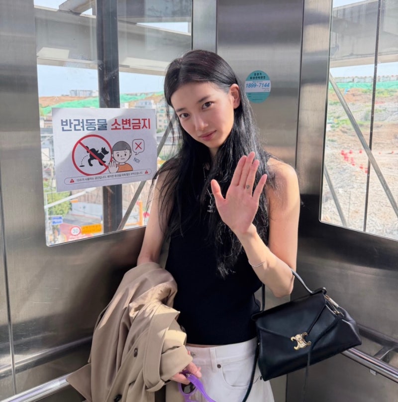 Celine's Suzy: How to Match Accessories to Add Sophistication to a Comfortable Sleeveless Fashion