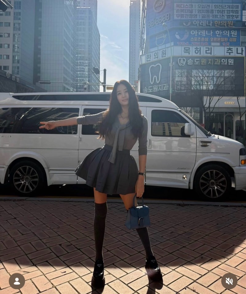 김혜수 프레피룩 어디꺼? 슈슈통 미니스커트에 델보백까지 완벽한 사복 패션