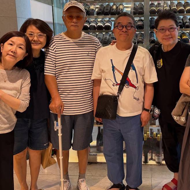 <b>시각장애</b> 4급 <b>송승환</b>, 직접 만든 조명 <b>지팡이</b> 짚고 전한 밝은 근황