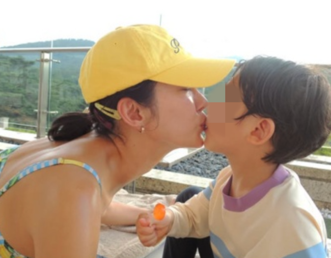 벌써 4살이라고? 엄마 전혜빈 입맞춤 부르는 2살 연하 치과의사 남편 닮은꼴 아들
