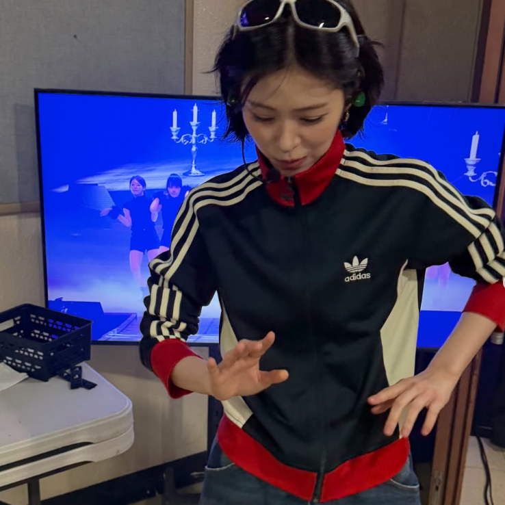 “아디다스 져지 다시 전성기 오나?” 걸그룹 멤버가 입고 난리 난 트랙탑 정체