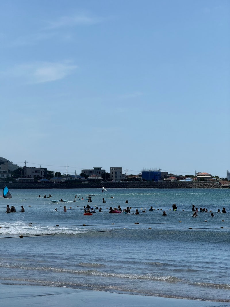 제주 삼양해수욕장 아이와 함께 모래놀이하기 좋은 바다 (검은모래해변)