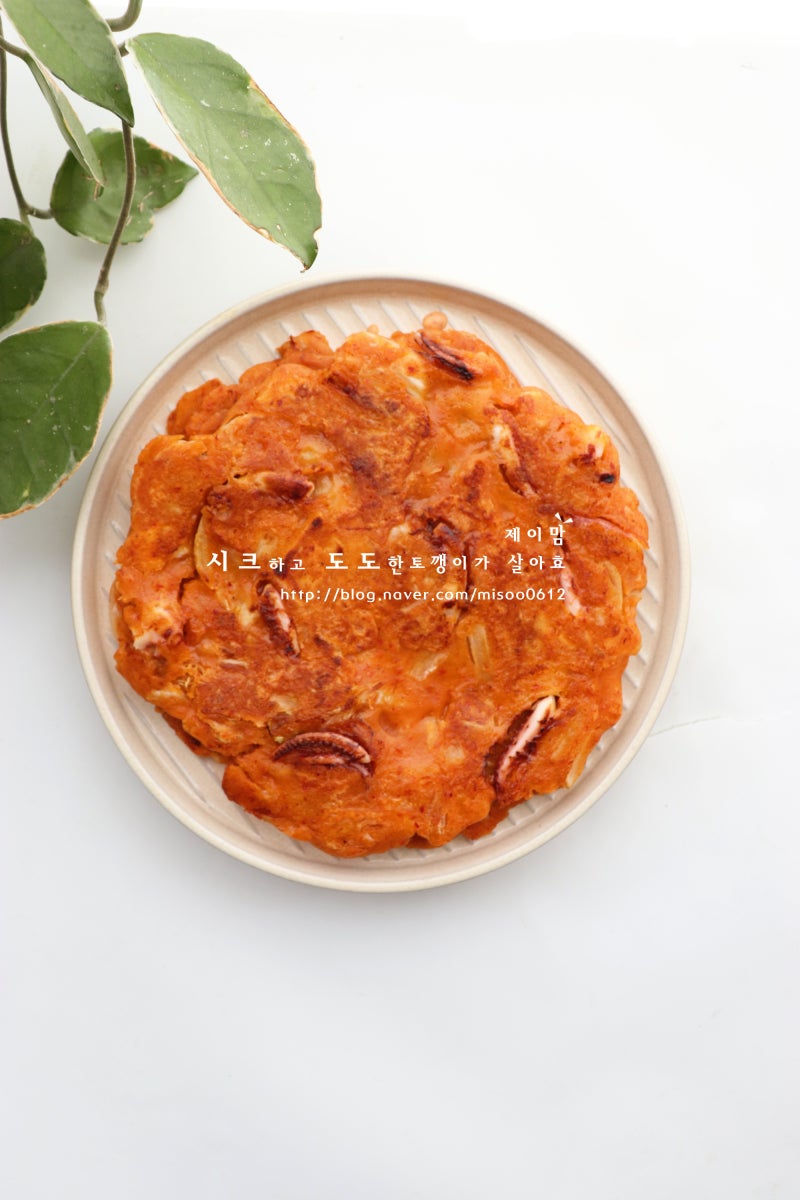 김치전 바삭하게 만들기 오징어 김치부침개 반죽 레시피