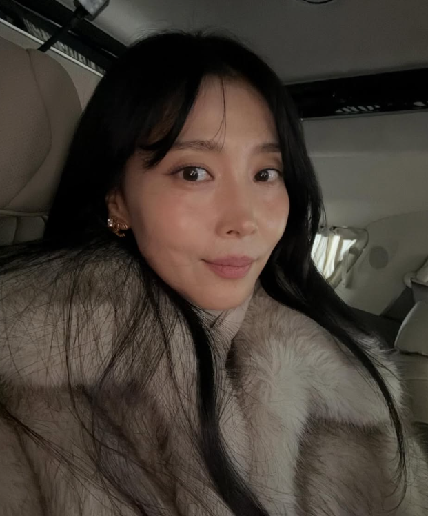 물오른 미모의 오윤아, 11년만에 재혼… 한국 떠났다