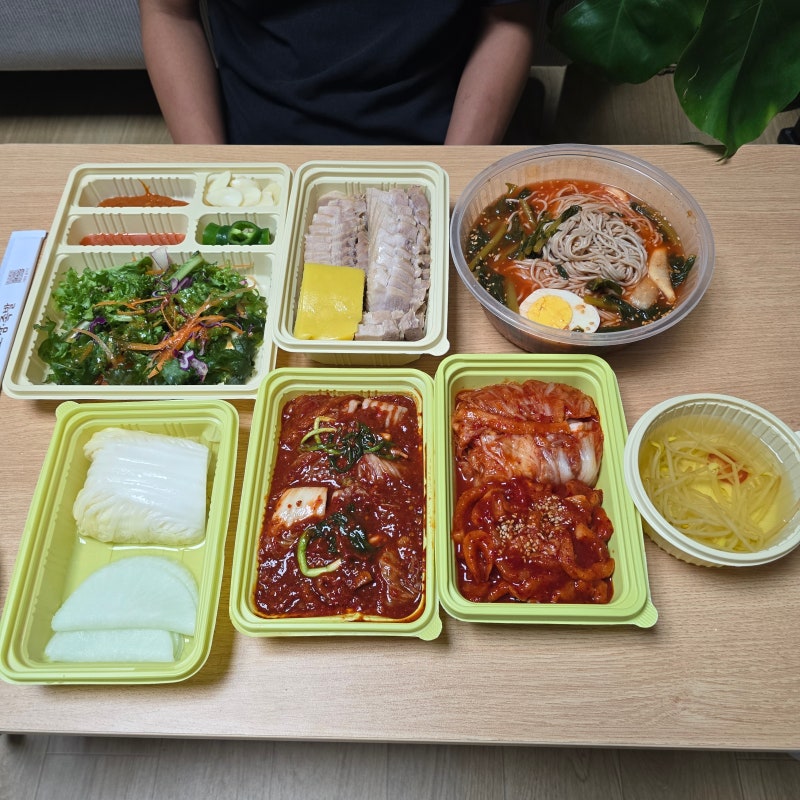 실비김치 파는 곳 찾다 배달시킨 원할머니 보쌈족발 열무막국수 보쌈세트 이 조합 무조건 찬....