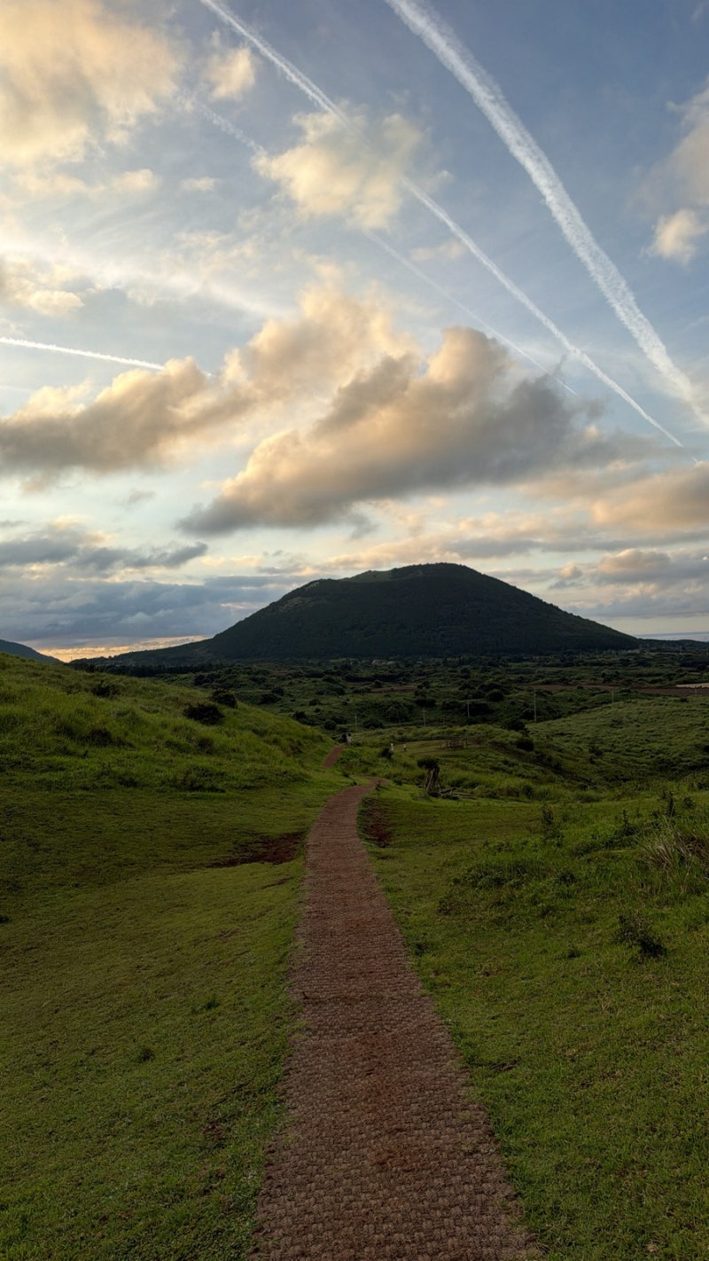 Jeju Island's Famous Spot, Yongnuni Oreum: My Review (Parking, Restrooms, Time Required)