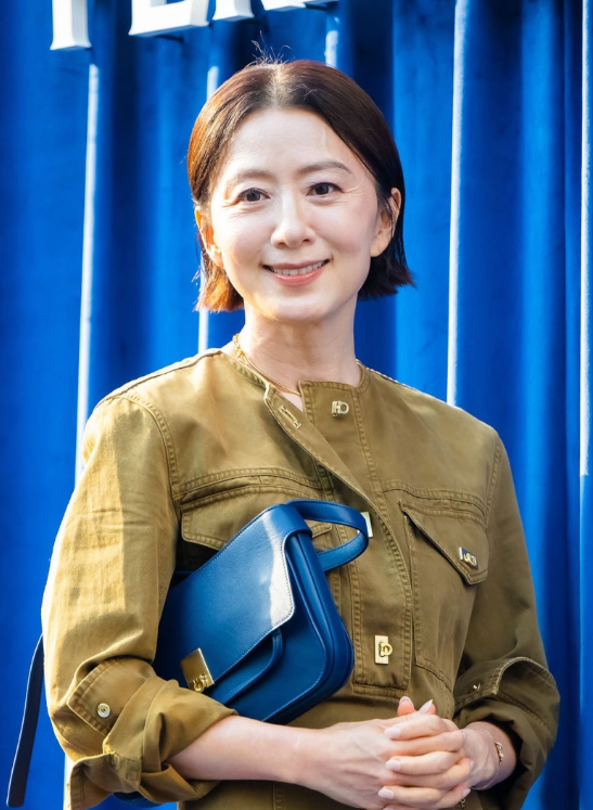 적나라한 주름이 더 예뻐... 60대 품격 보여준 김희애 패션