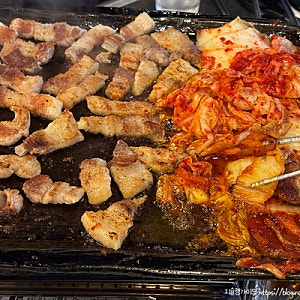 [합정] 신김치 생삼겹살 :: 삼겹살과 돼지기름에 구워먹는 신김치, 강민경 맛집
