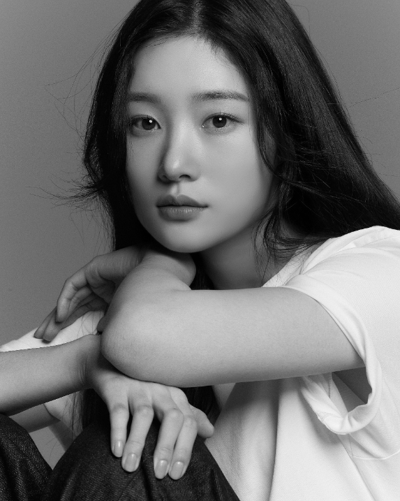 정채연, 아이오아이 센터 넘어 M:리부트 1인 3역