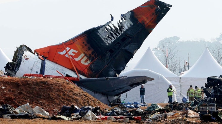 12.29 무안공항 <b>참사</b> 1년여 만에 국토부 <b>압수수색</b>…경찰이 ‘콘크리....