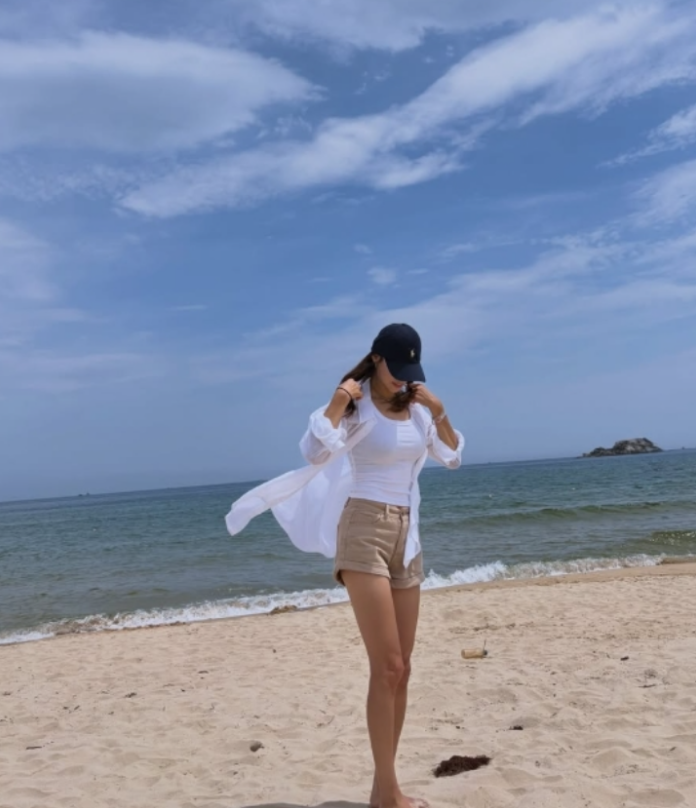장신영, 강경준 논란 후 여름휴가 근황…바다·계곡서 전한 편안한 일상