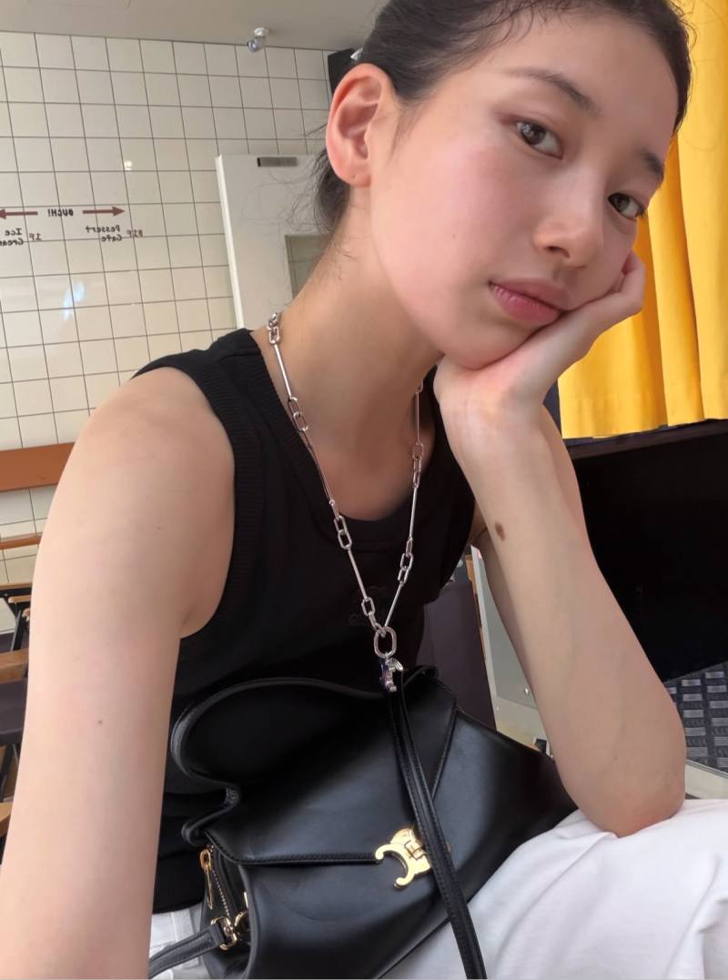 수지 사복 패션 셀린느 신상 가방 선글라스 쪼리로 완성한 미니멀룩