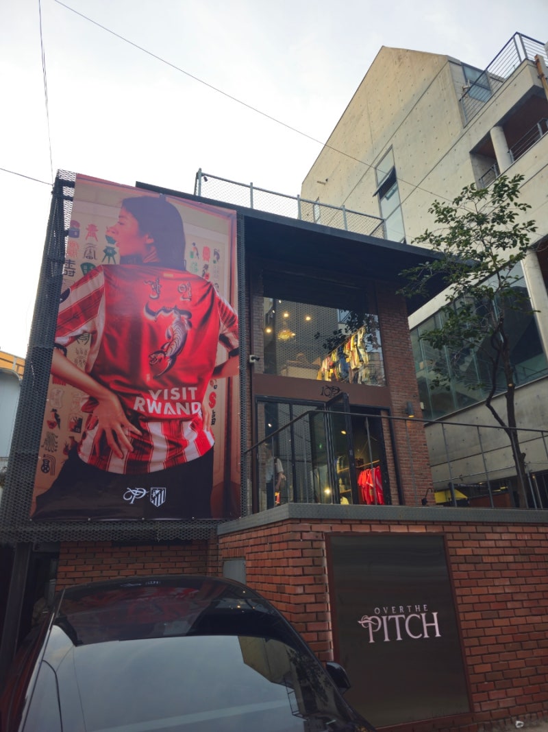 홍대 오버더피치 방문 후기｜이강인 아틀레티코 마드리드 유니폼부터 콜라보 제품까지
