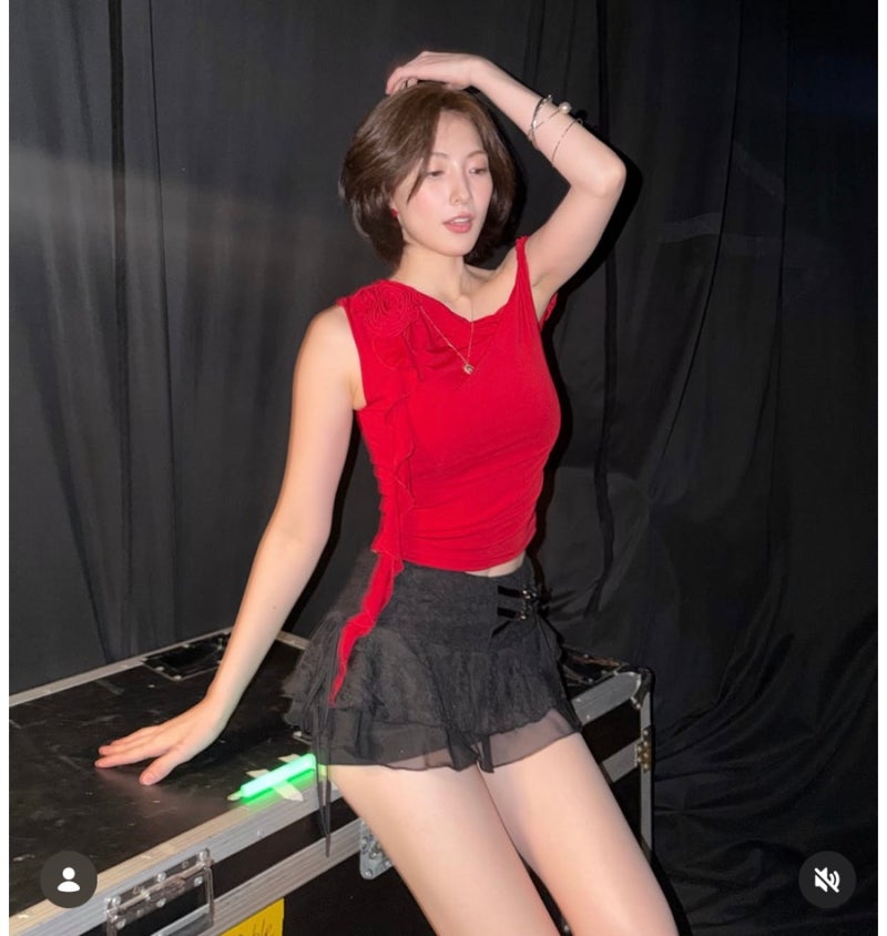 "언제 이렇게 컸어" 데뷔 18년 차 카라 강지영 애교에서 레드 원숄더룩으로 성숙미